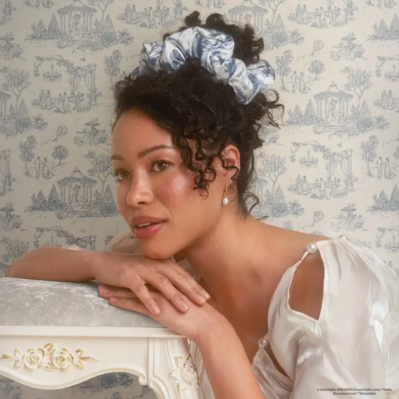 Kitsch Bridgerton X Satin Pillow Scrunchies in Toile in Bloom - Image 3